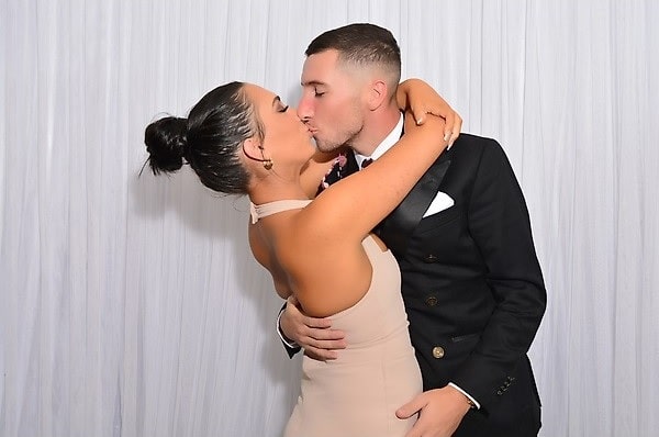 Photo booth couple kiss